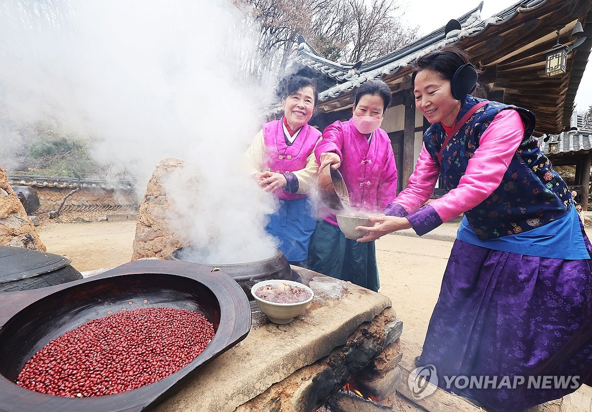 동지 앞두고 팥죽 쑤기 시연