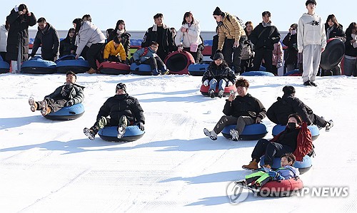 '드디어 개장'…뚝섬한강공원 눈썰매장