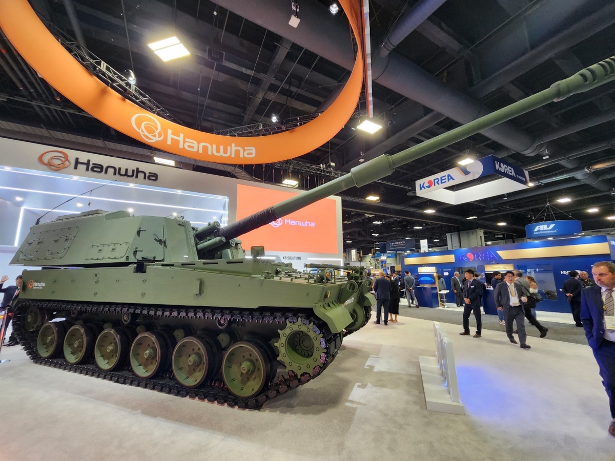 A K9 self-propelled howitzer, manufactured by Hanwha Aerospace Co., is on display during the Association of the United States Army (AUSA) 2024 Annual Meeting and Exposition at the Walter E. Washington Convention Center in Washington on Oct. 14, 2024. (Yonhap)