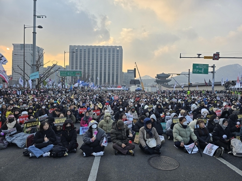 응원봉과 태극기로 갈라진 광화문…"즉시파면" vs "탄핵반대"