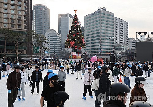 Seoul Square ice rink returns ahead of Christmas