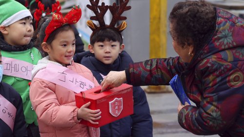 >'메리 크리스마스'…성금 모금나선 어린이들