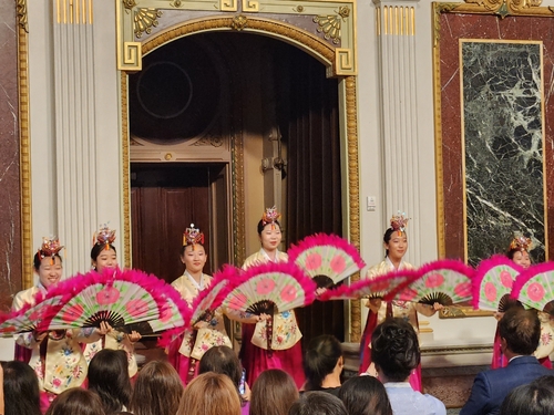 Korean Americans hold a Korean traditional performance during the first-ever White House reception celebrating Chuseok, the Korean autumn harvest celebration, in Washington on Sept. 17, 2024. (Yonhap)