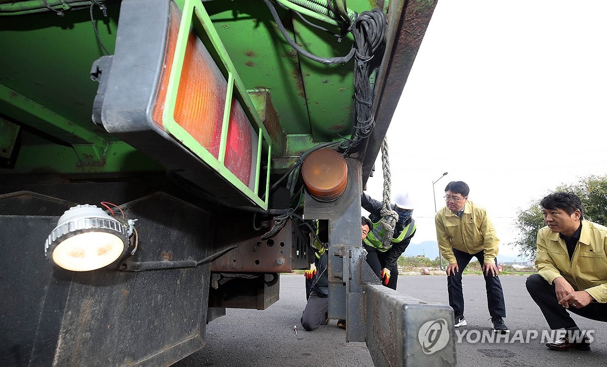 재활용품 수거 차량 살펴보는 북구청 직원들