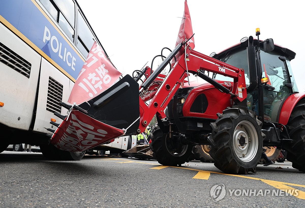 경찰 버스에 가로막힌 트랙터