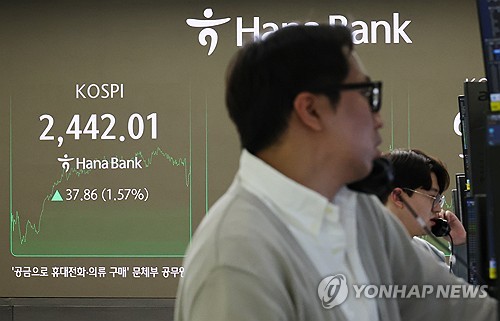 코스피 2,440대 약보합 마감…거래대금 13개월만 최소