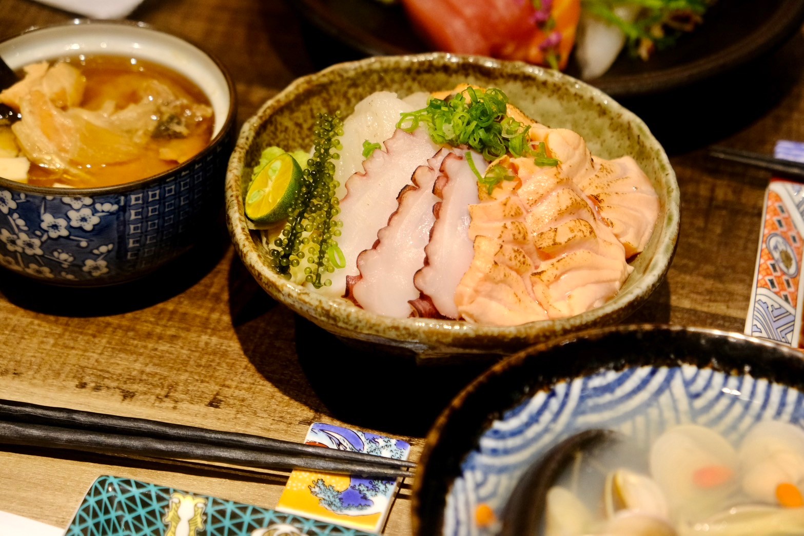 台北大安隱藏版海鮮丼！超甲組海鮮丼飯提供高CP值的頂級海味選