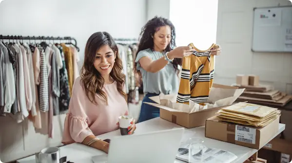 propietarios de empresa en una tienda de ropa