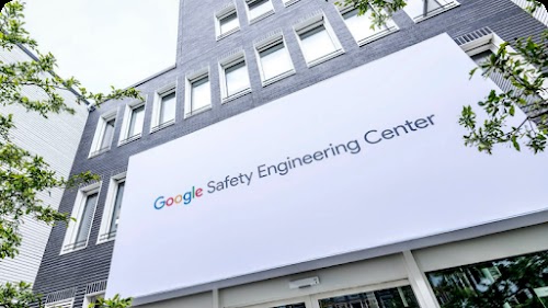 একটি স্কাইস্ক্র্যাপারের বাইরে Google Safety Engineering Center-এর বিলবোর্ড।