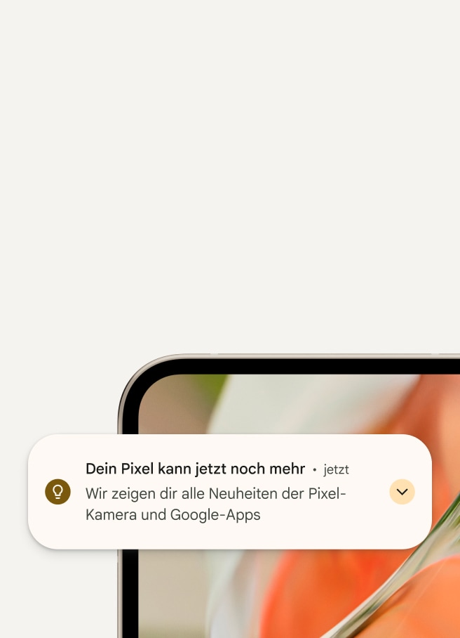 Auf dem Display eines Pixel Smartphones wird eine Benachrichtigung über ein Pixel-Update angezeigt. Der Text lautet „Dein Pixel kann jetzt noch mehr.“