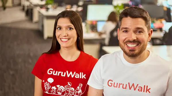 Empleados de GuruWalk en la oficina