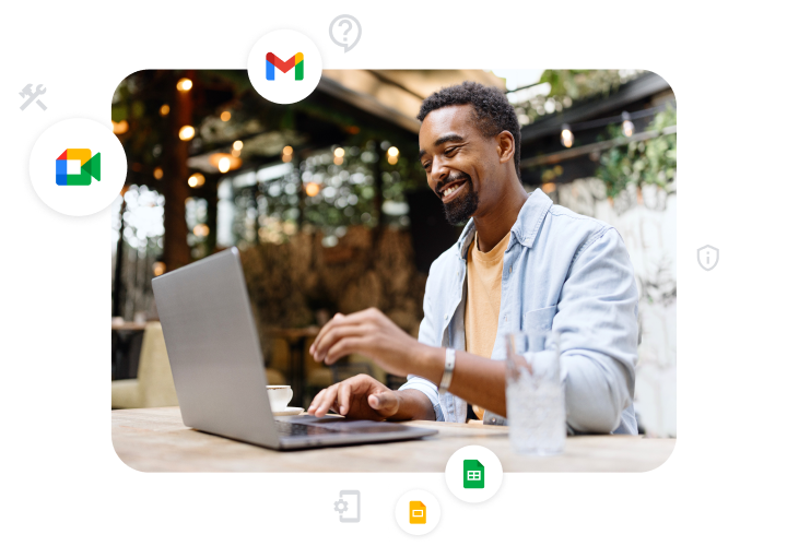 这张图中描绘了一名 Google Workspace 客户在使用笔记本电脑，图中还显示了 Google Meet、Gmail、Google 幻灯片和 Google 表格的图标。