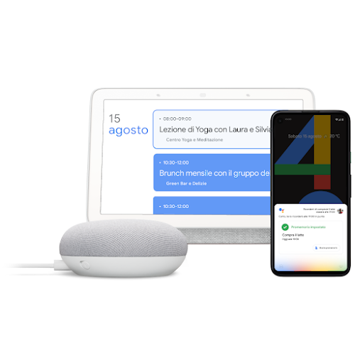 Un dispositivo Google Home, un laptop e un telefono con Hey Google