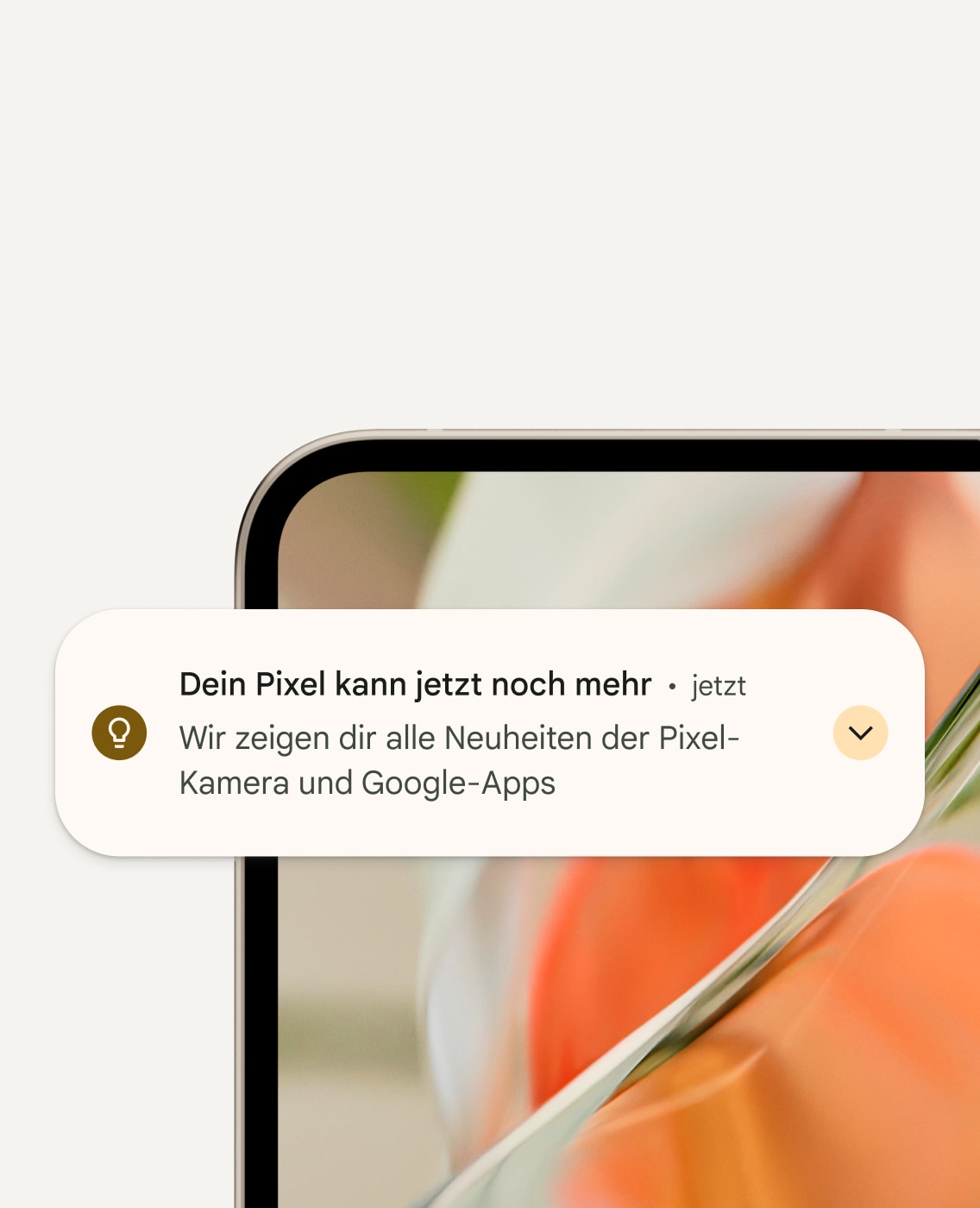 Auf dem Display eines Pixel Smartphones wird eine Benachrichtigung über ein Pixel-Update angezeigt. Der Text lautet „Dein Pixel kann jetzt noch mehr.“