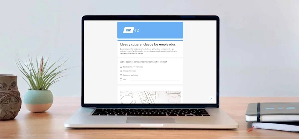 Una laptop en la que aparece la IU de Formularios de Google. 