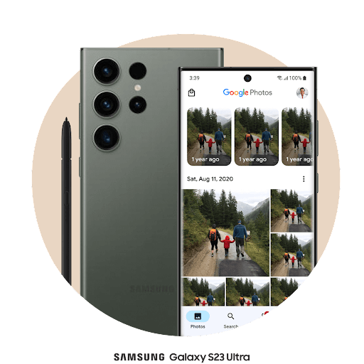 L'écran d'un téléphone Android sur lequel l'appli Google Photos est ouverte et affiche une grille de photos transférées récemment.