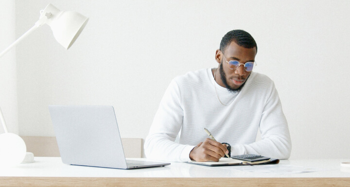 Man. in white shirt with laptop