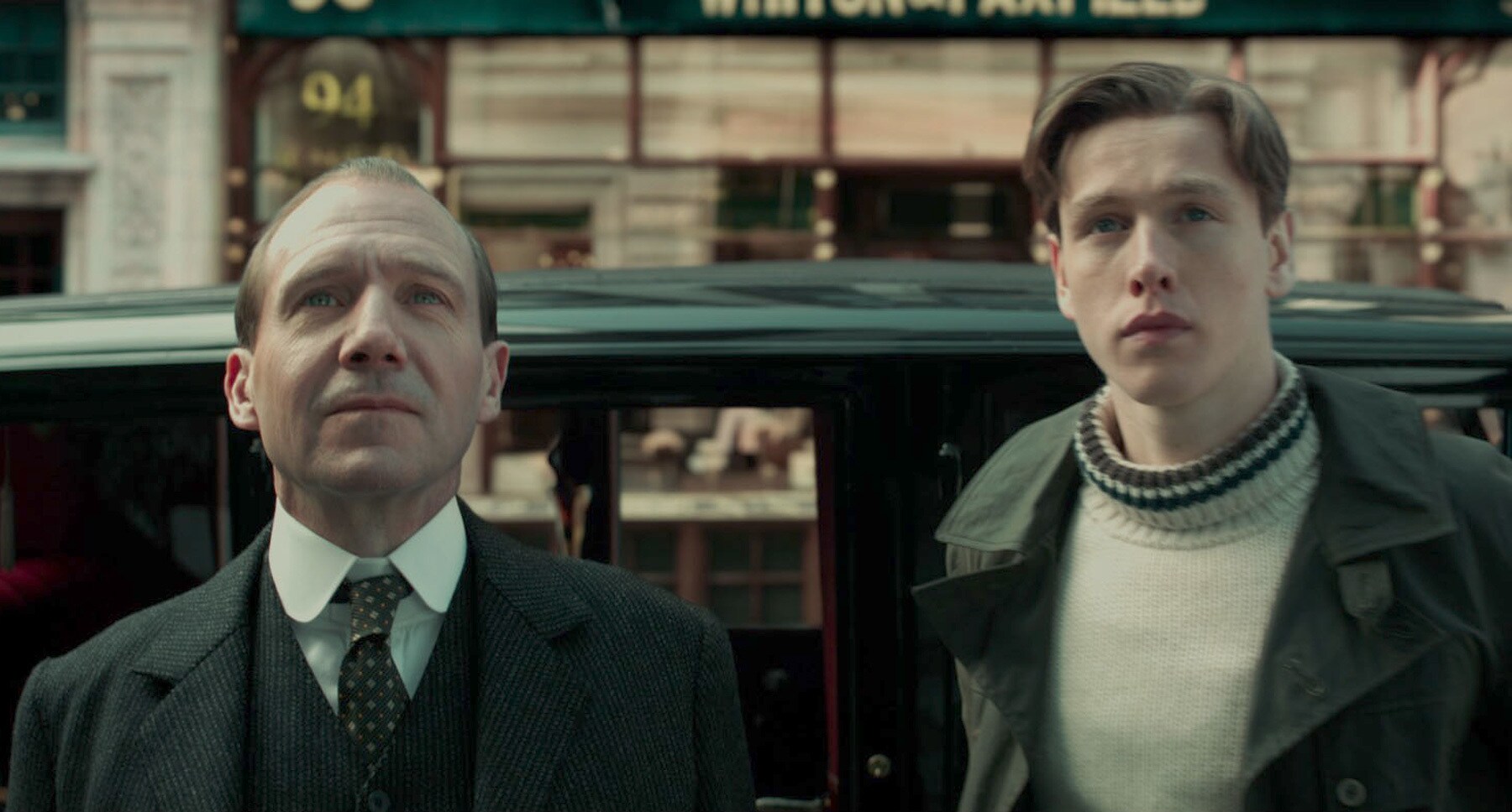 (L-R) Ralph Fiennes as Oxford and Harris Dickinson as Conrad in 20th Century Studios' THE KING'S MAN. Photo Credit: Courtesy of 20th Century Studios. © 2020 Twentieth Century Fox Film Corporation. All Rights Reserved.