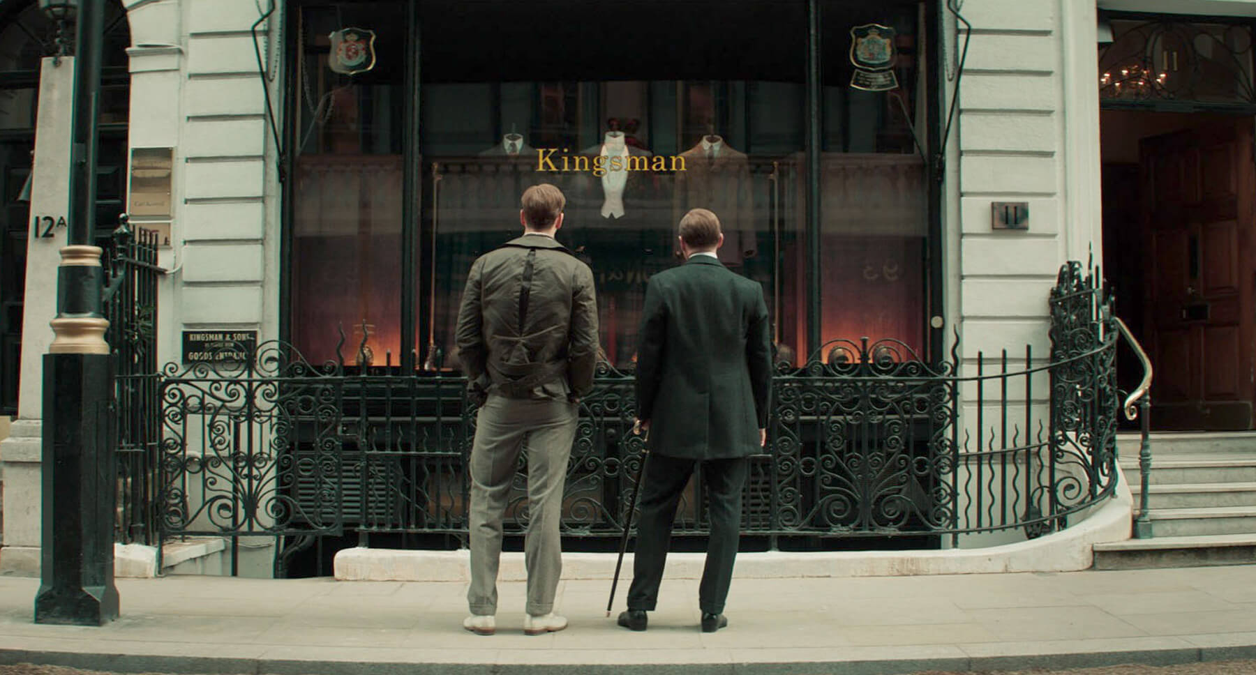 (L-R) Harris Dickinson as Conrad and Ralph Fiennes as Oxford in 20th Century Studios' THE KING'S MAN. Photo Credit: Courtesy of 20th Century Studios. © 2020 Twentieth Century Fox Film Corporation. All Rights Reserved.