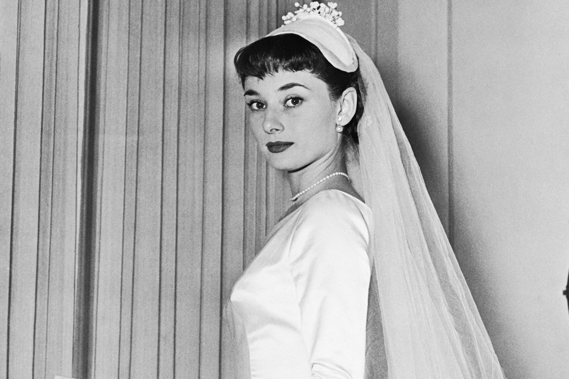 Perché i tre abiti da sposa di Audrey Hepburn continuano a fare scuola nella moda