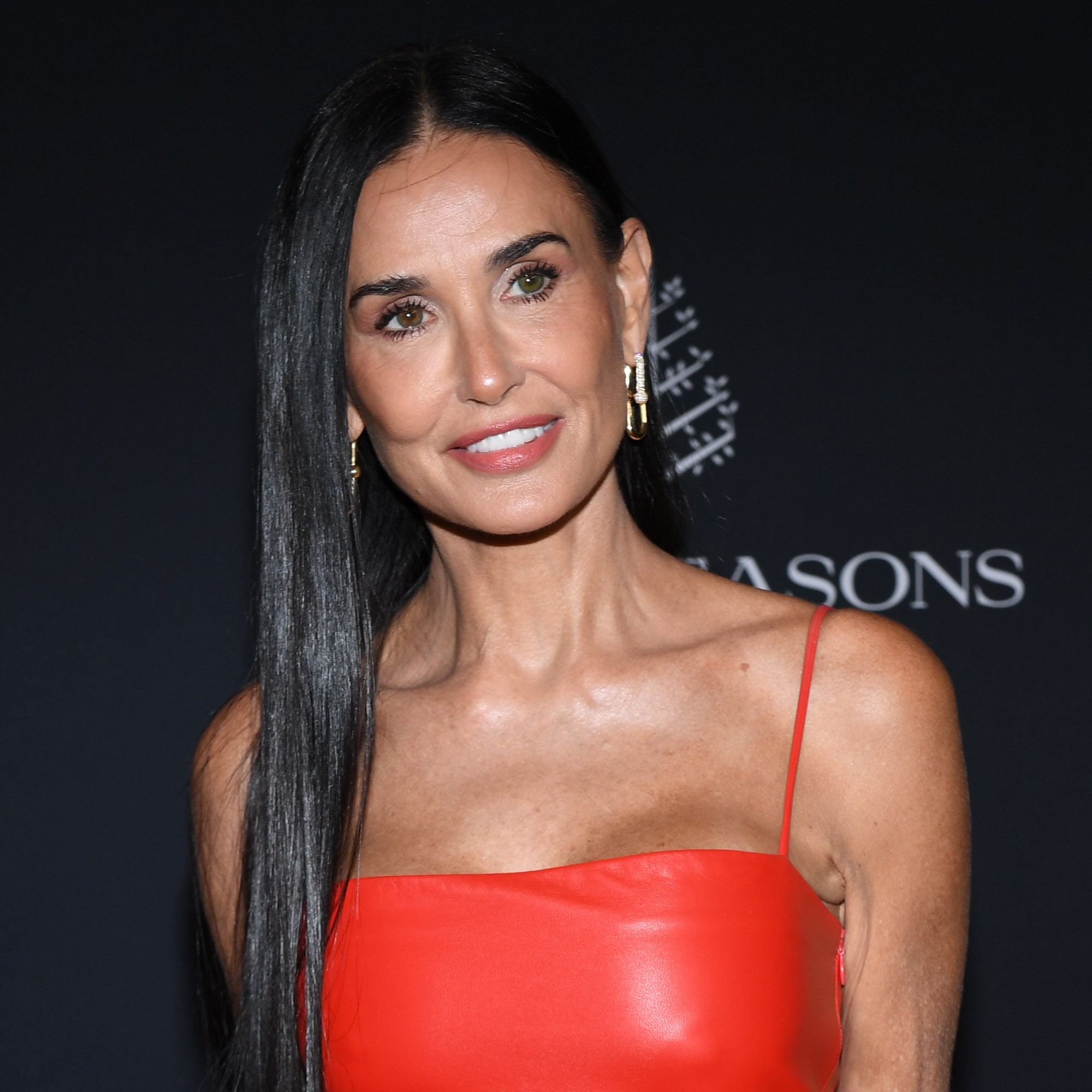 Demi Moore scherza sul suo status sentimentale: «Sono single perché dormo coi miei nove cani»