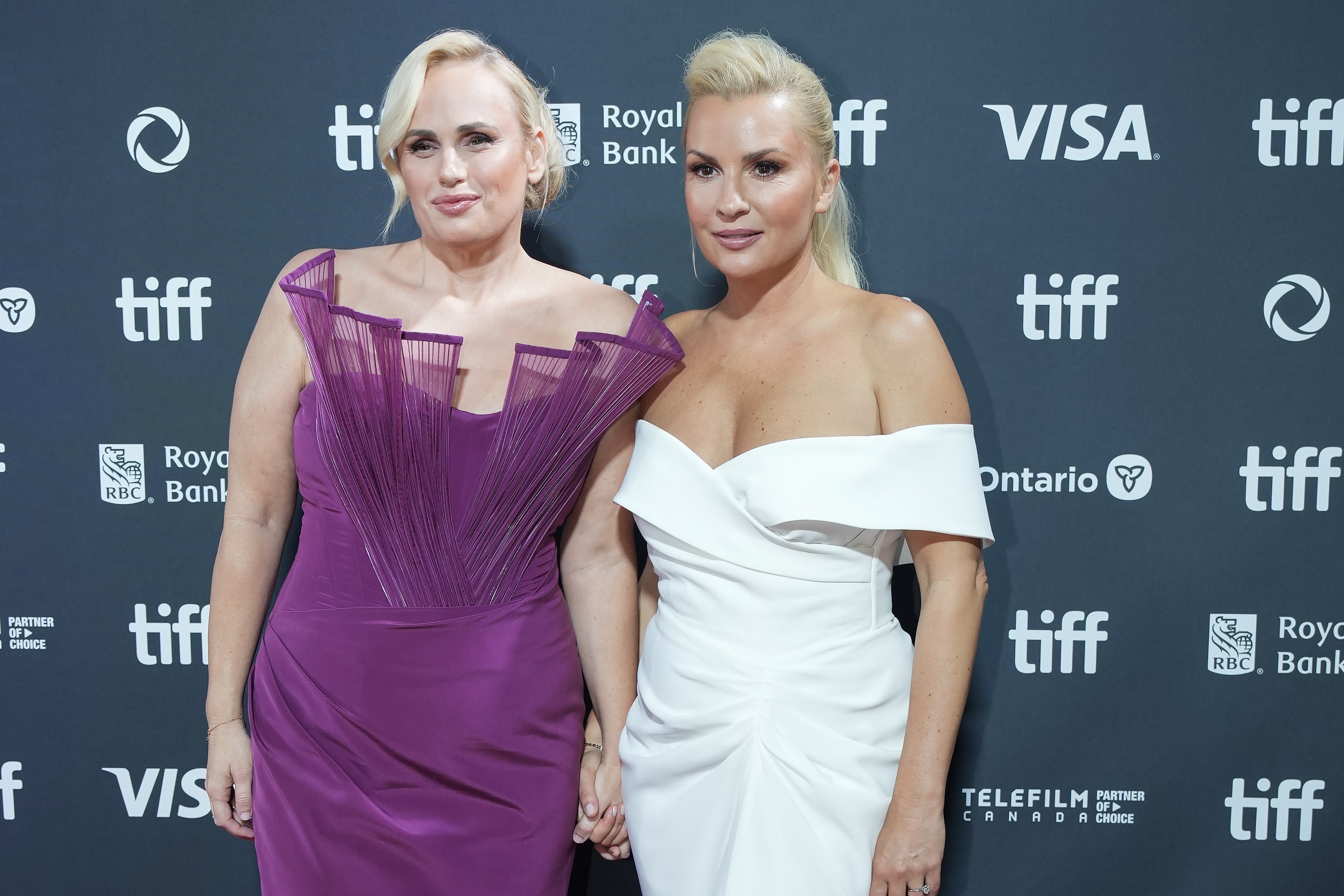 Rebel Wilson e Ramona Agruma, tutti gli hair look del matrimonio che fanno ancora parlare