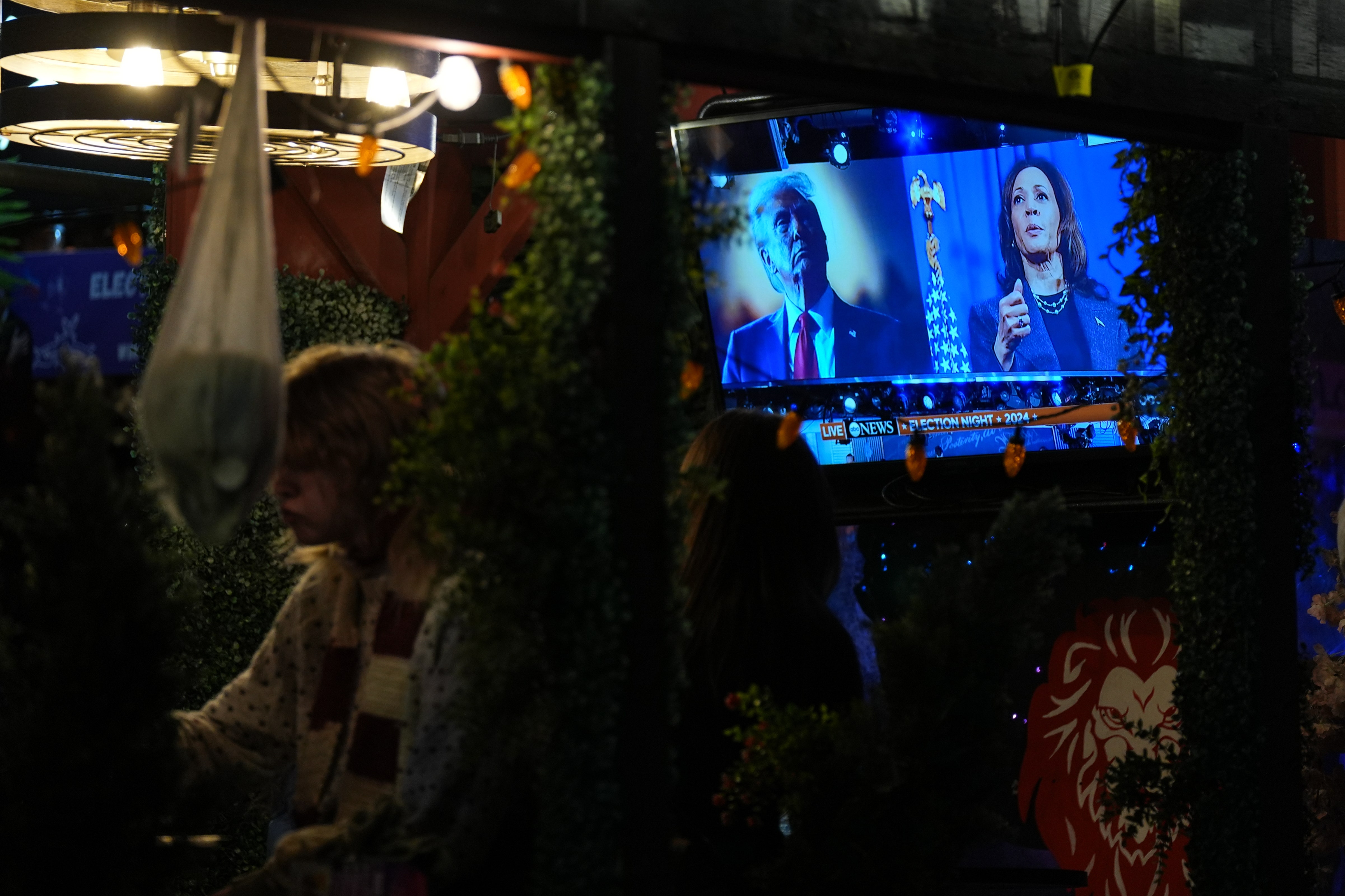 Le lacrime della New York di Kamala Harris: dentro il watch party della notte elettorale dei giovani democratici (a pochi metri dalla festa per la vittoria di Trump)