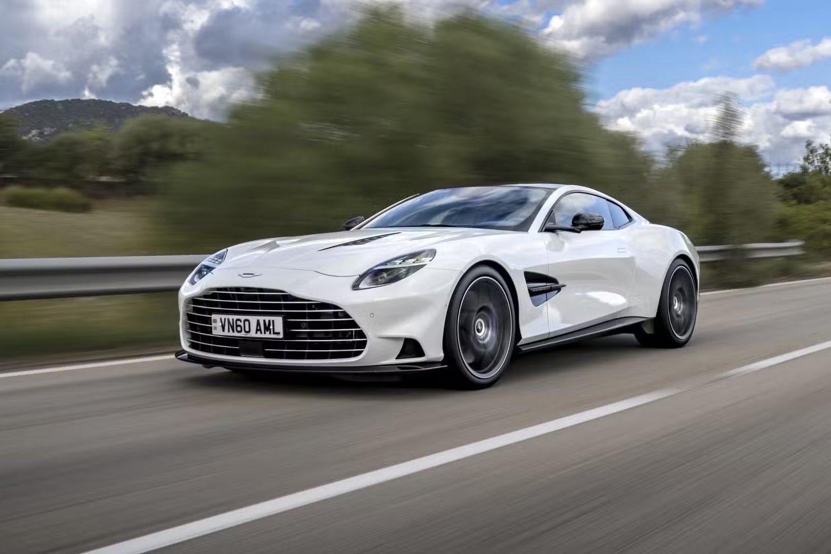 Aston Martin, missione Vanquish sulle strade di James Bond