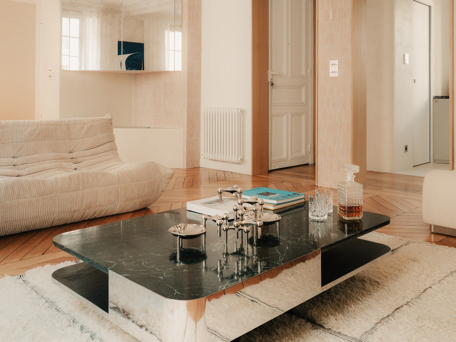 À Montmartre, un appartement haussmannien rehaussé de miroirs