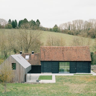 Un ancien domaine agricole métamorphosé en maison minimaliste