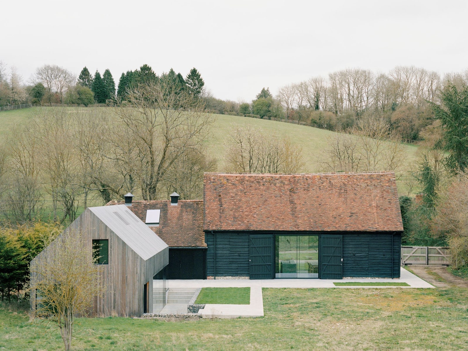 Un ancien domaine agricole métamorphosé en maison minimaliste