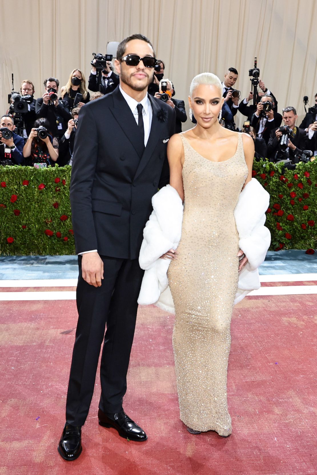 De izquierda a derecha: Pete Davidson y Kim Kardashian.