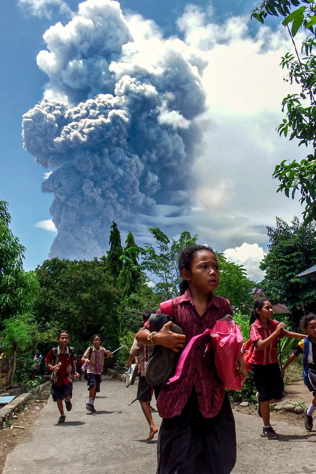 Los escolares de la aldea indonesia de Lewolaga corren durante la erupción del monte Lewotobi Laki-Laki el jueves 7 de noviembre.