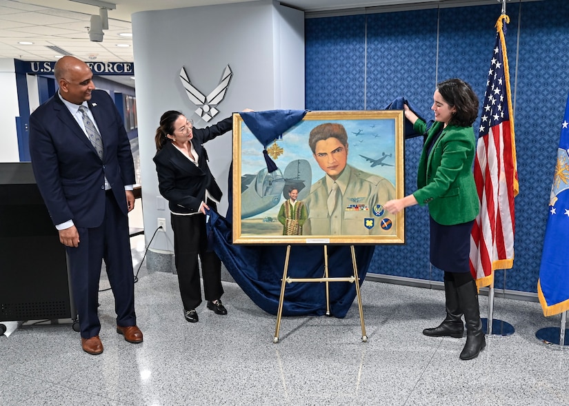 Air Force leadership unveil a portrait of a World War II veteran.