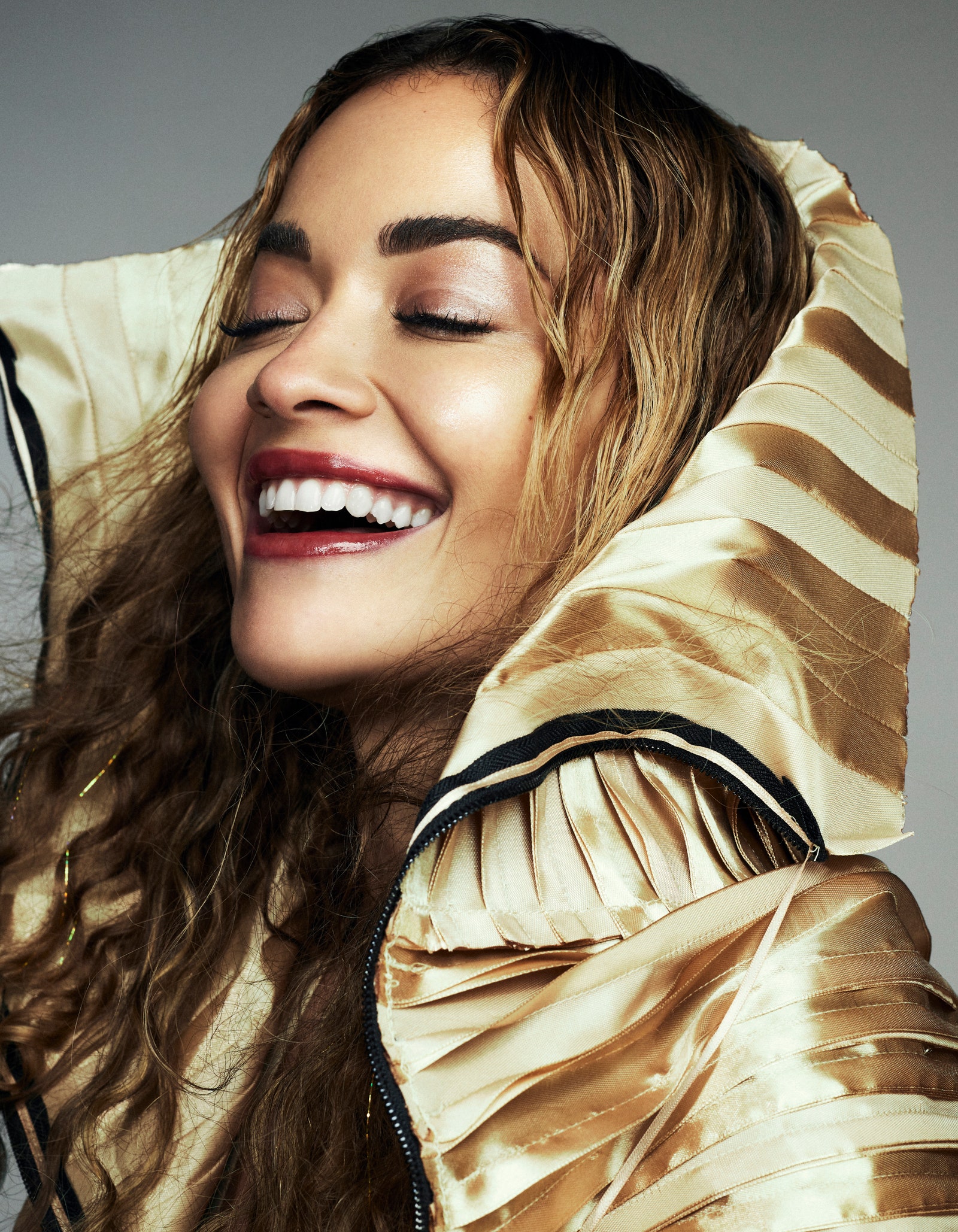 Rita Ora con chaqueta dorada de Maximilian Raynor.