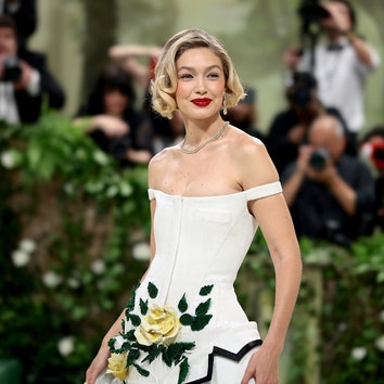 Que el vestido desmontable de Gigi Hadid en la Gala del Met 2024 no os distraiga de la tendencia: su manicura ‘corsage’