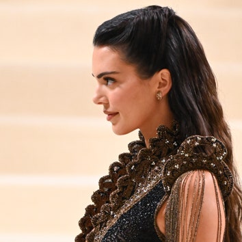 Si Kendall Jenner fue la primera en en ponerse su vestido de la Met Gala, ¿qué lleva Winona Ryder en estas fotos?