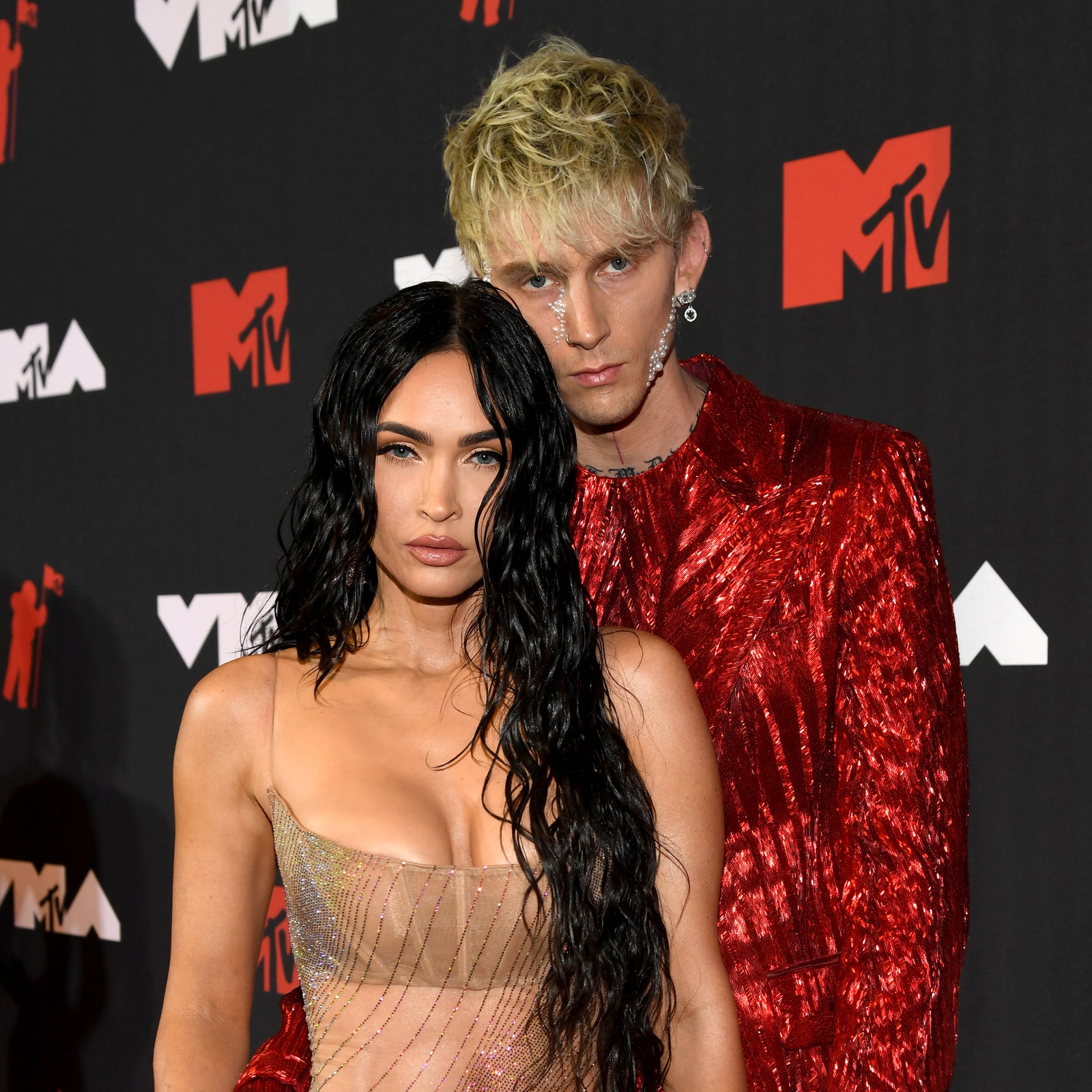 ¡Megan Fox y Machine Gun Kelly van a ser papás de un bebé arcoíris!