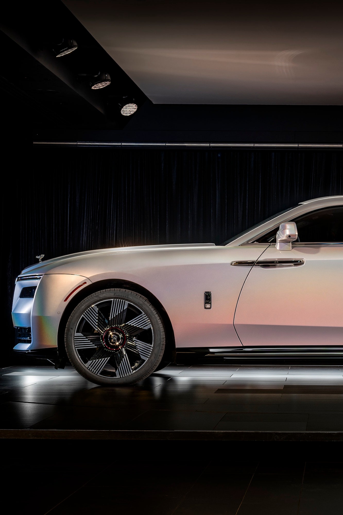 Der Rolls-Royce Spectre Lunaflair erstrahlt in einem holografischem Finish