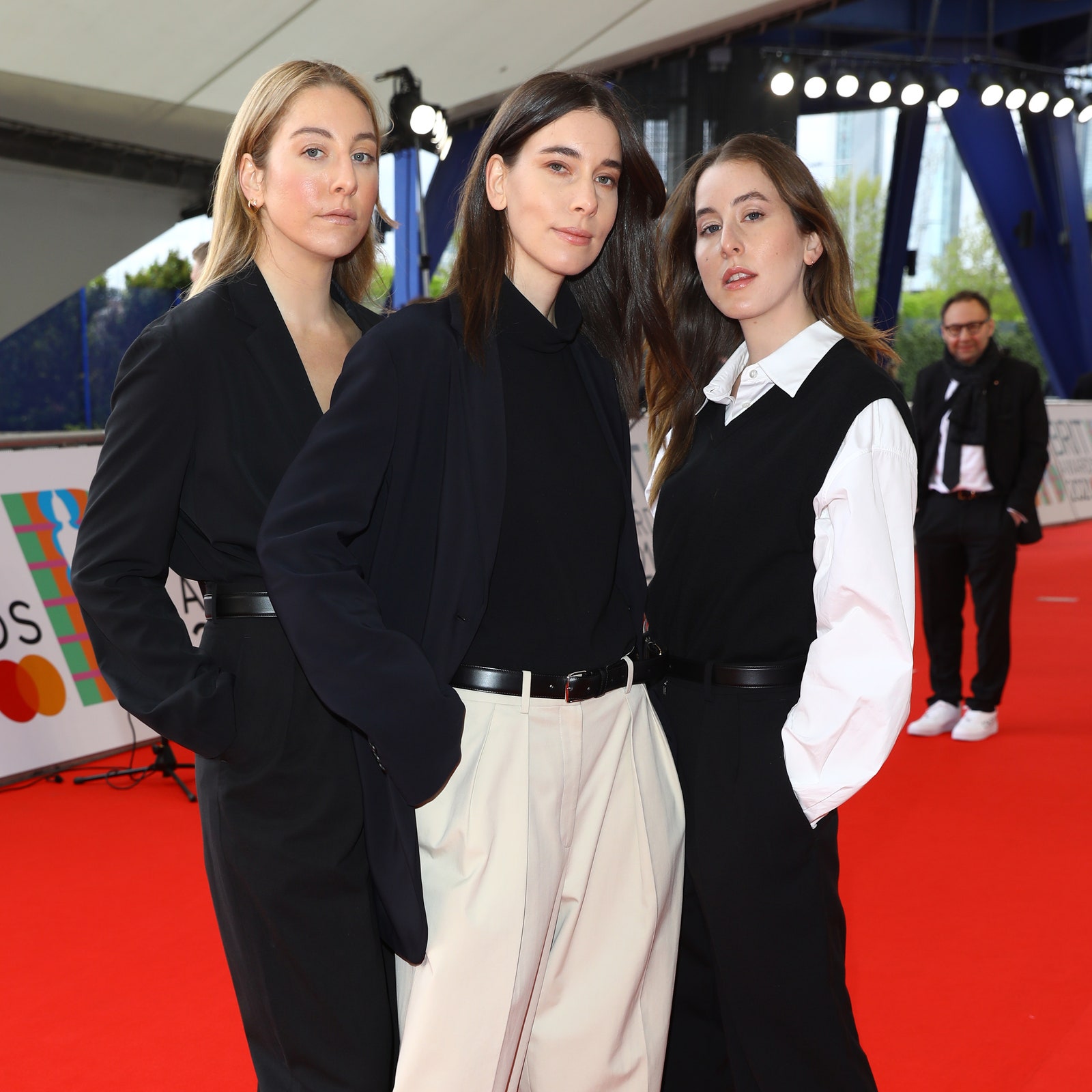 Haim Wore The Most Unexpected Red Carpet Brand To The Brits