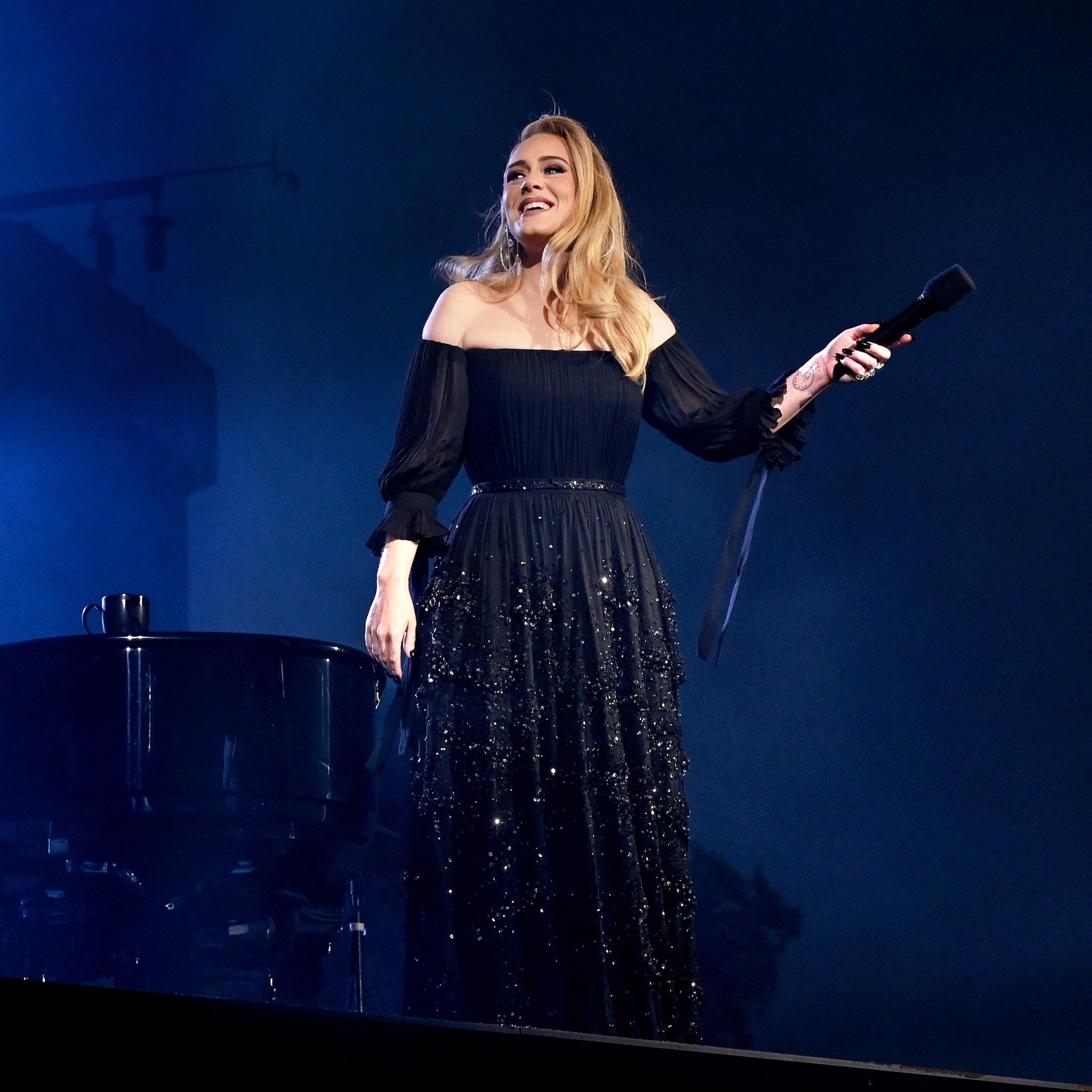 Adele Returned To The Stage In Glamorous Style