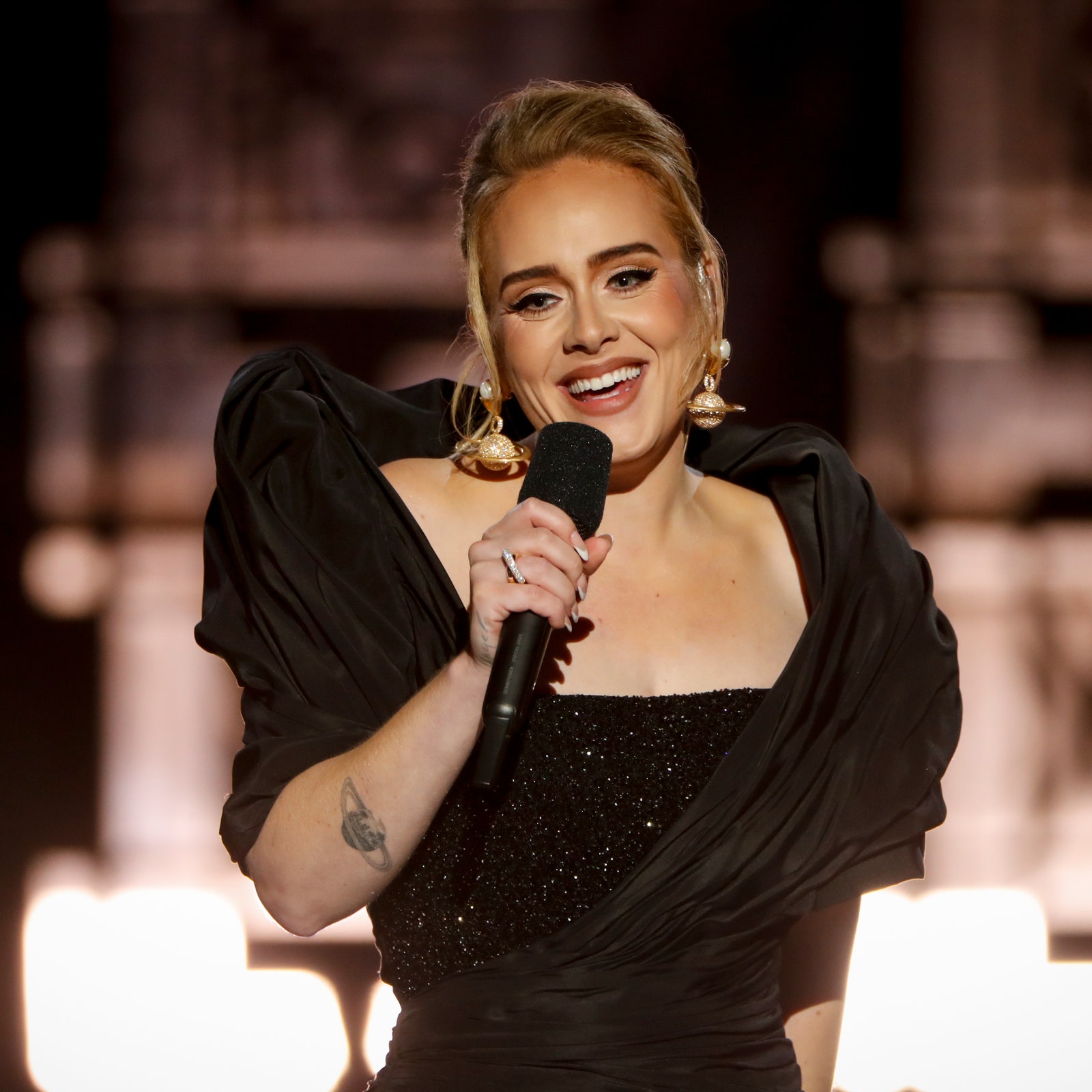 Adele Celebrates In Style With A No Make-Up Selfie