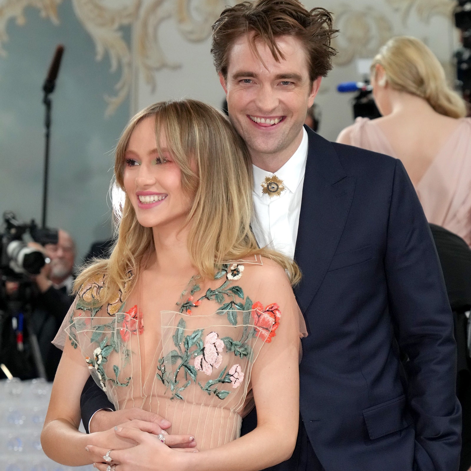 Suki Waterhouse’s Fashion-Forward Pregnancy Announcement Goes Viral On Social Media