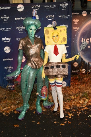 Violet Chachki und Gottmik als glitzernden Varianten von SpongeBob und Thaddäus Q. Tentakel.