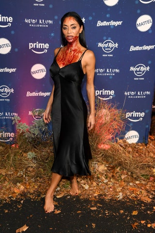 Nicole Scherzinger wählte für Heidi Klums HalloweenParty 2024 ein schlichtes schwarzes Kleid und ordentlich Kunstblut.