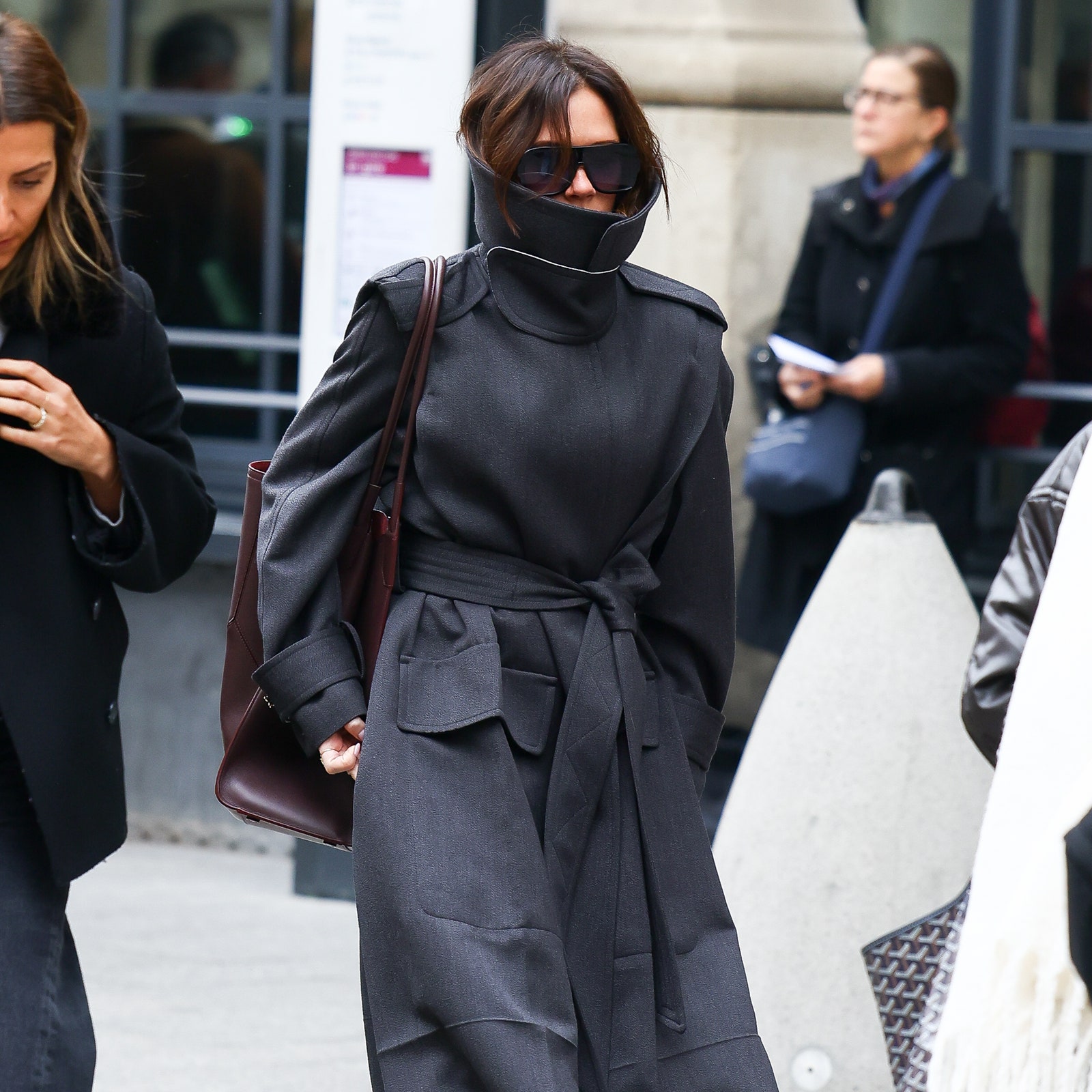 Abrigo de cuello alto: así es la tendencia más subversiva de 2025 que ya ha conquistado a Victoria Beckham