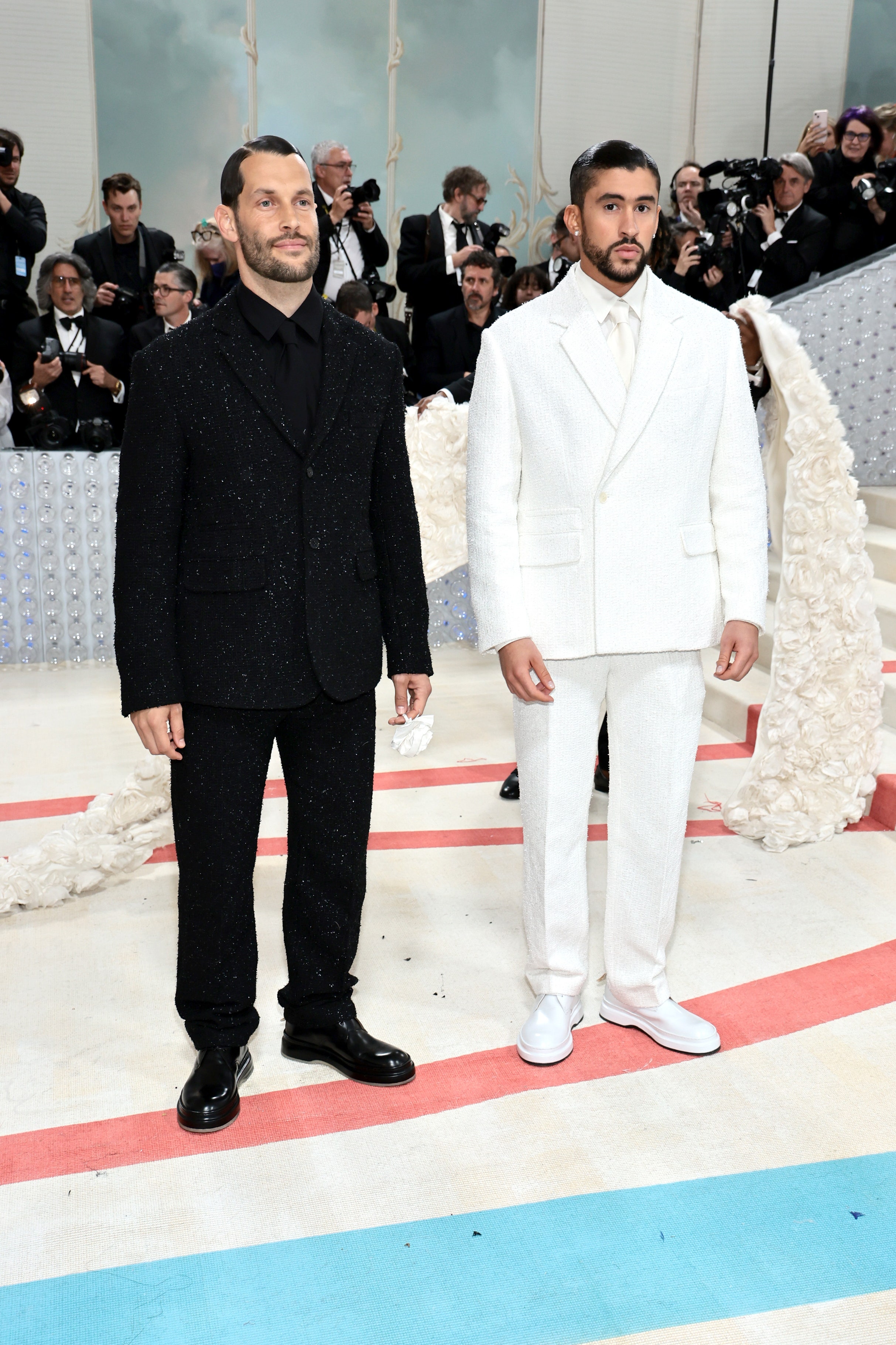 Bad Bunny enflamme le Met Gala dans un costume dosnu sign Jacquemus