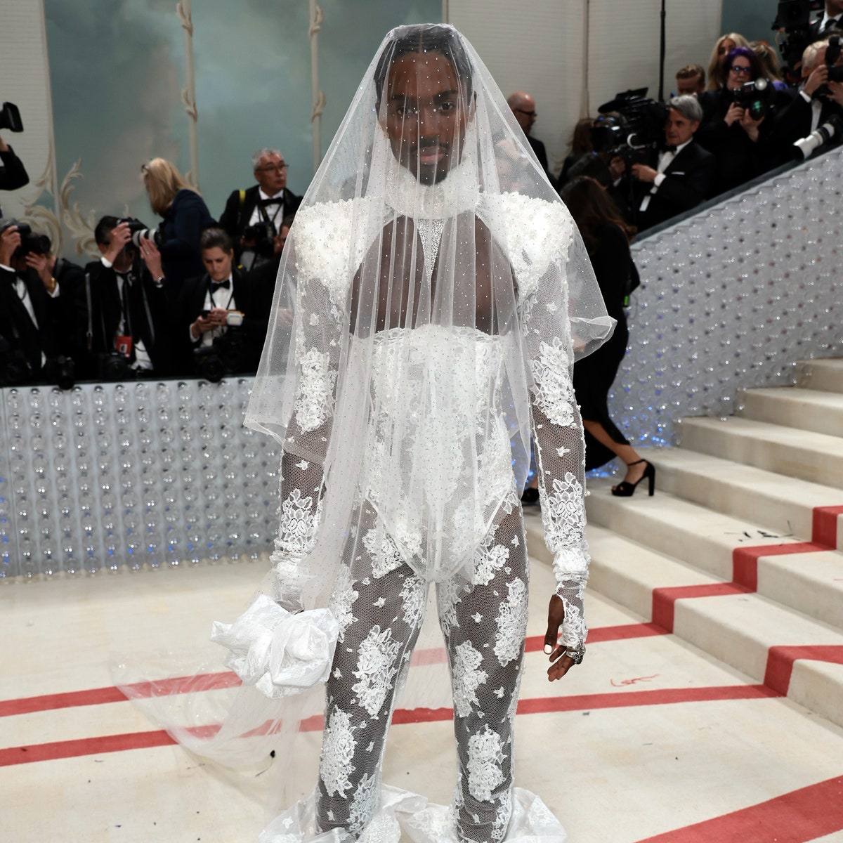 Sous un voile et en corset en dentelle, le top Alton Mason devient la mariée Chanel au Met Gala