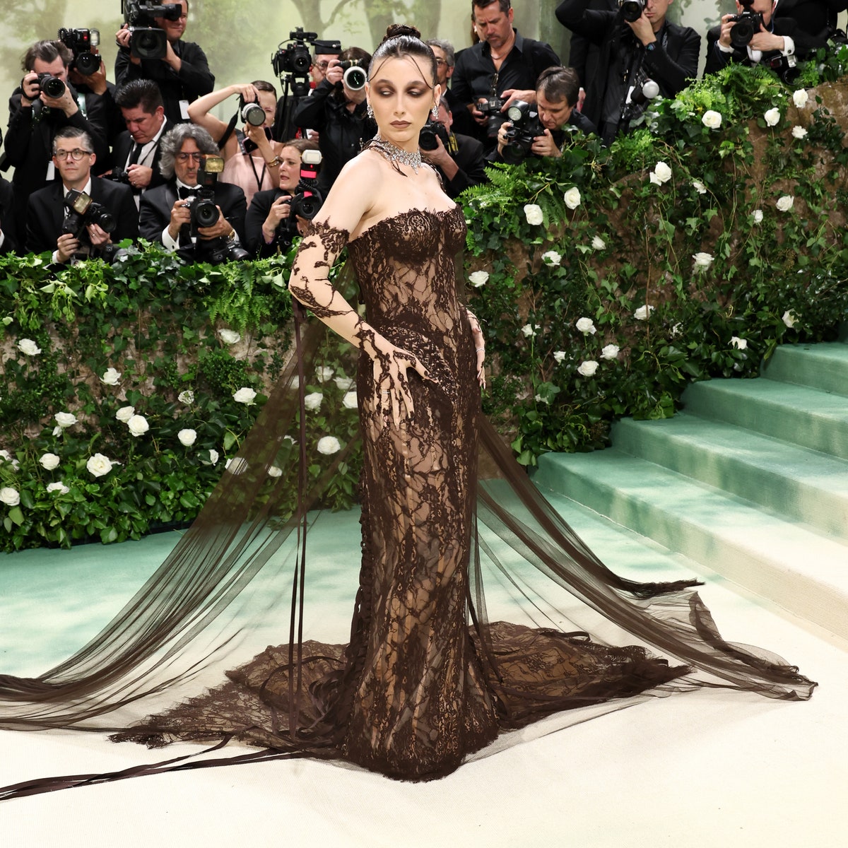 Emma Chamberlain s'approprie la tendance gothique dans deux robes Jean Paul Gaultier au Met Gala 2024