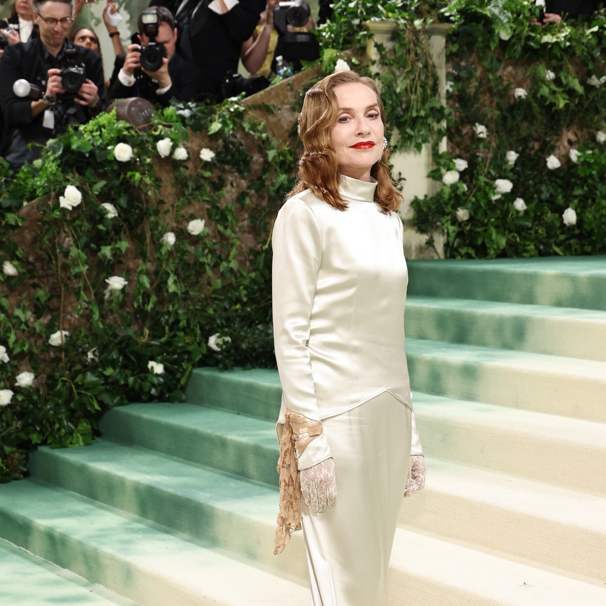 En Balenciaga, Isabelle Huppert célèbre le savoir-faire à la française au Met Gala